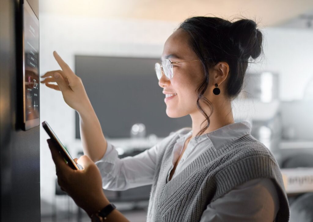 Mulher mexendo no tablet com automação residencial