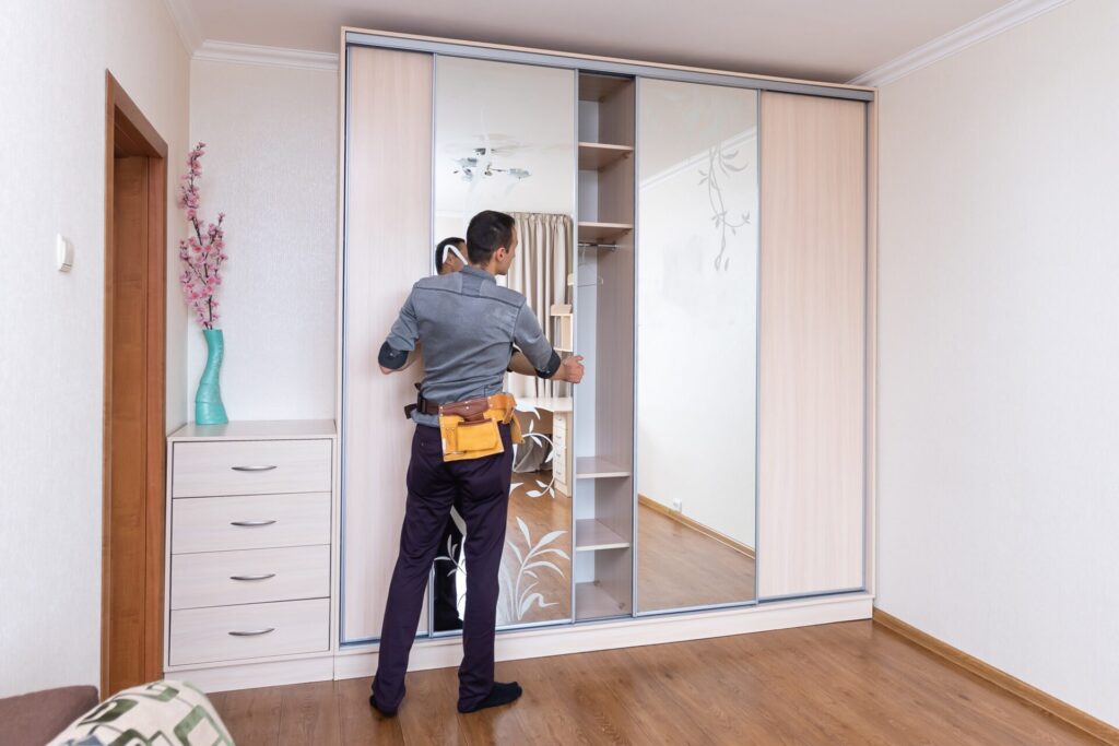 Homem instalando guarda roupa de móvel modulado